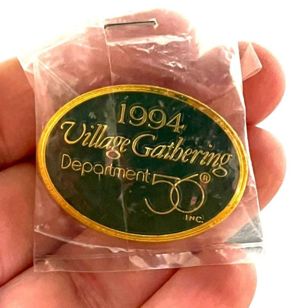 1994 Village Gathering Department 56 Lapel Pin Christmas Village Collection new